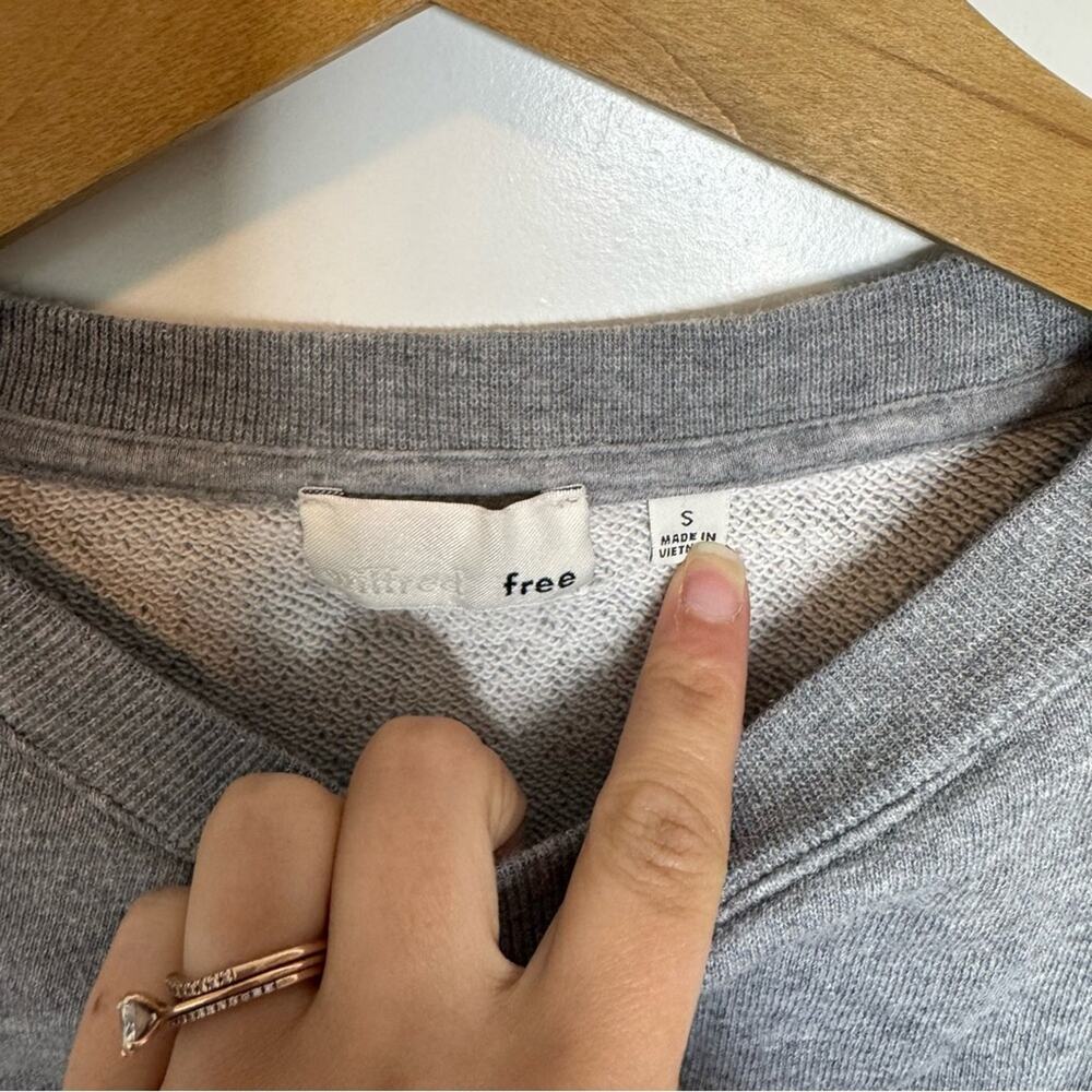 Aritzia Wilfred Free Gray Cropped Relaxed Pullover Sweatshirt Size Small - Picture 2 of 4